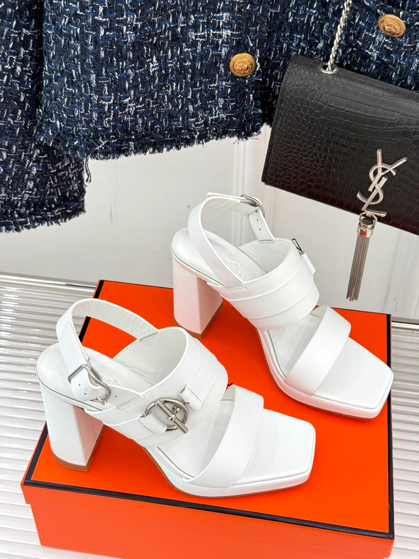 👟👟Ex-factory price 660👟👟Hermès/Hermès classic waterproof platform strap, thick heel high-heeled sandals, extremely retro design, strong exotic style, full of fashion, and stylish when worn casually. The simple style is great when paired with a sense of high-end. It’s hard not to love the versatile colors and smooth lines! The fabric is made of imported cowhide/sheep leather. The inner feet are all lambskin. Water platform: 2cm. Heel height: 9.5cm. Italian imported cowhide leather outsole. Size: 35-39 (40/41/42 customized)